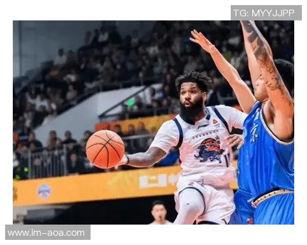 鲍威尔强调球队需保持警惕主动调整继续拼搏以争取更多胜利